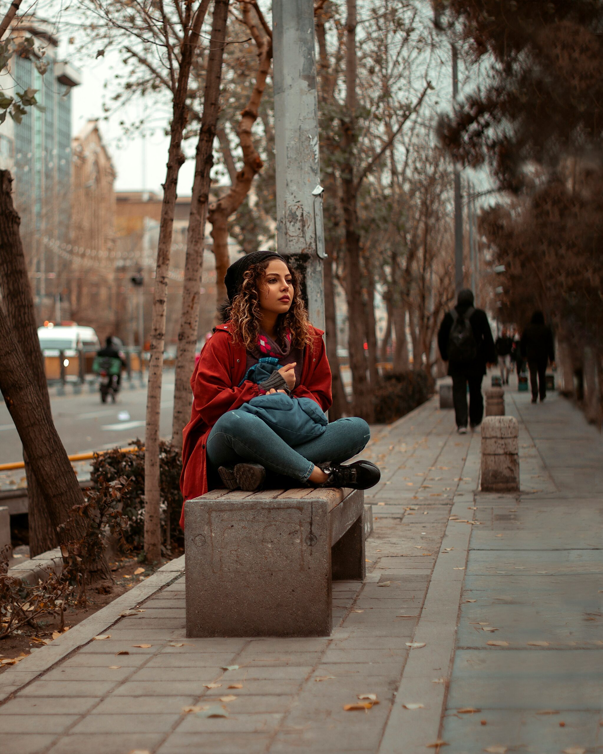woman sitting on a bench in NYC trying to create a mindful moment
